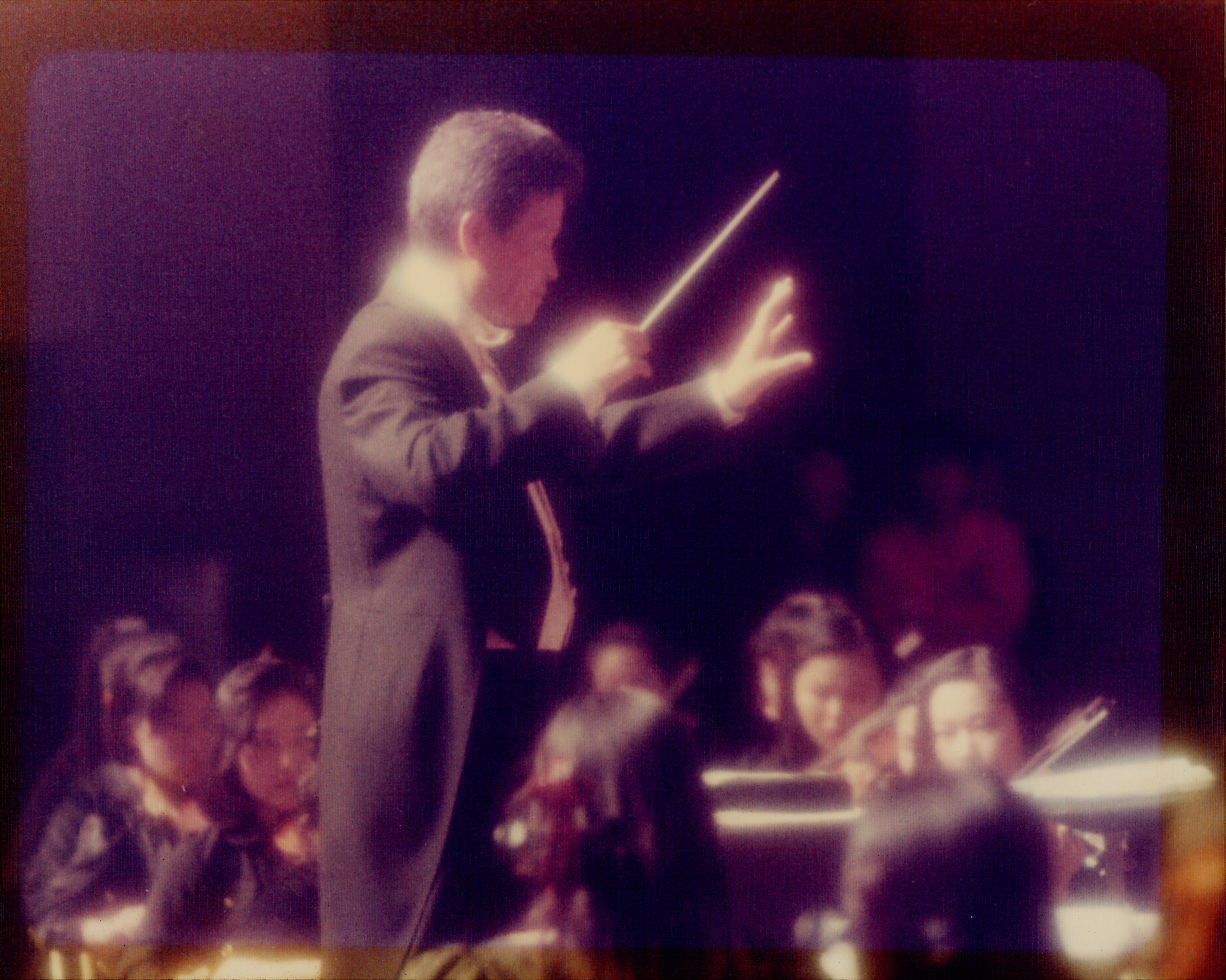 유호석 오케스트라 지휘 장면 액자사진