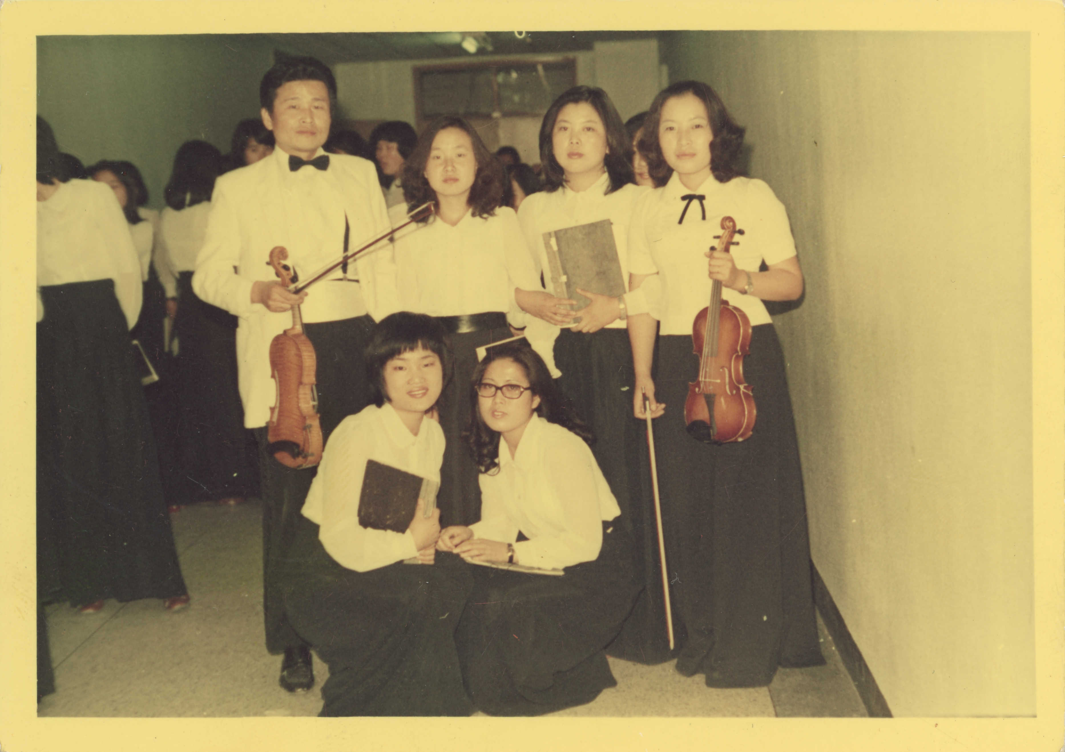 대기실에서 연주단과 유호석 인화사진