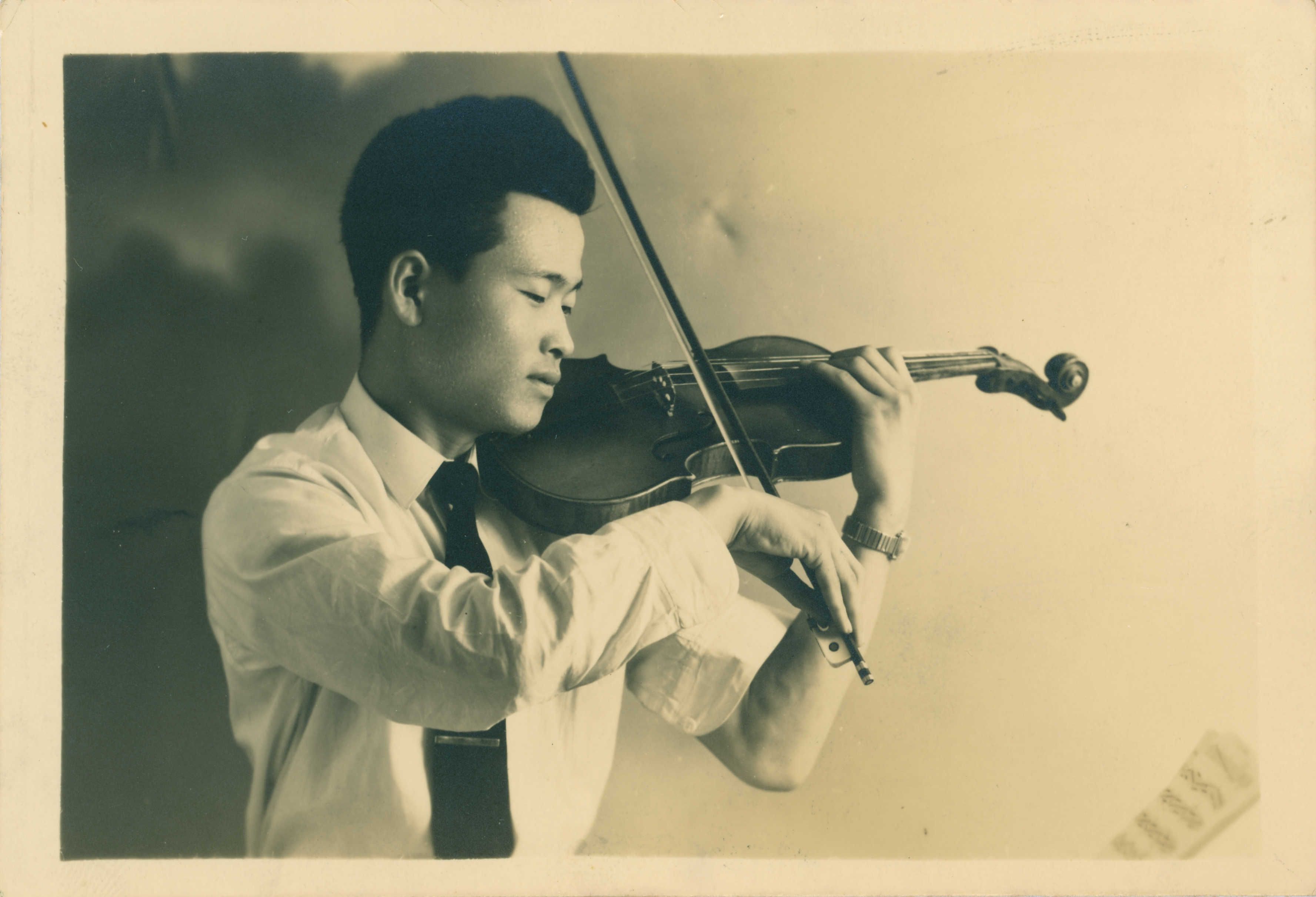 유호석 바이올린 연주 포즈 사진 인화사진