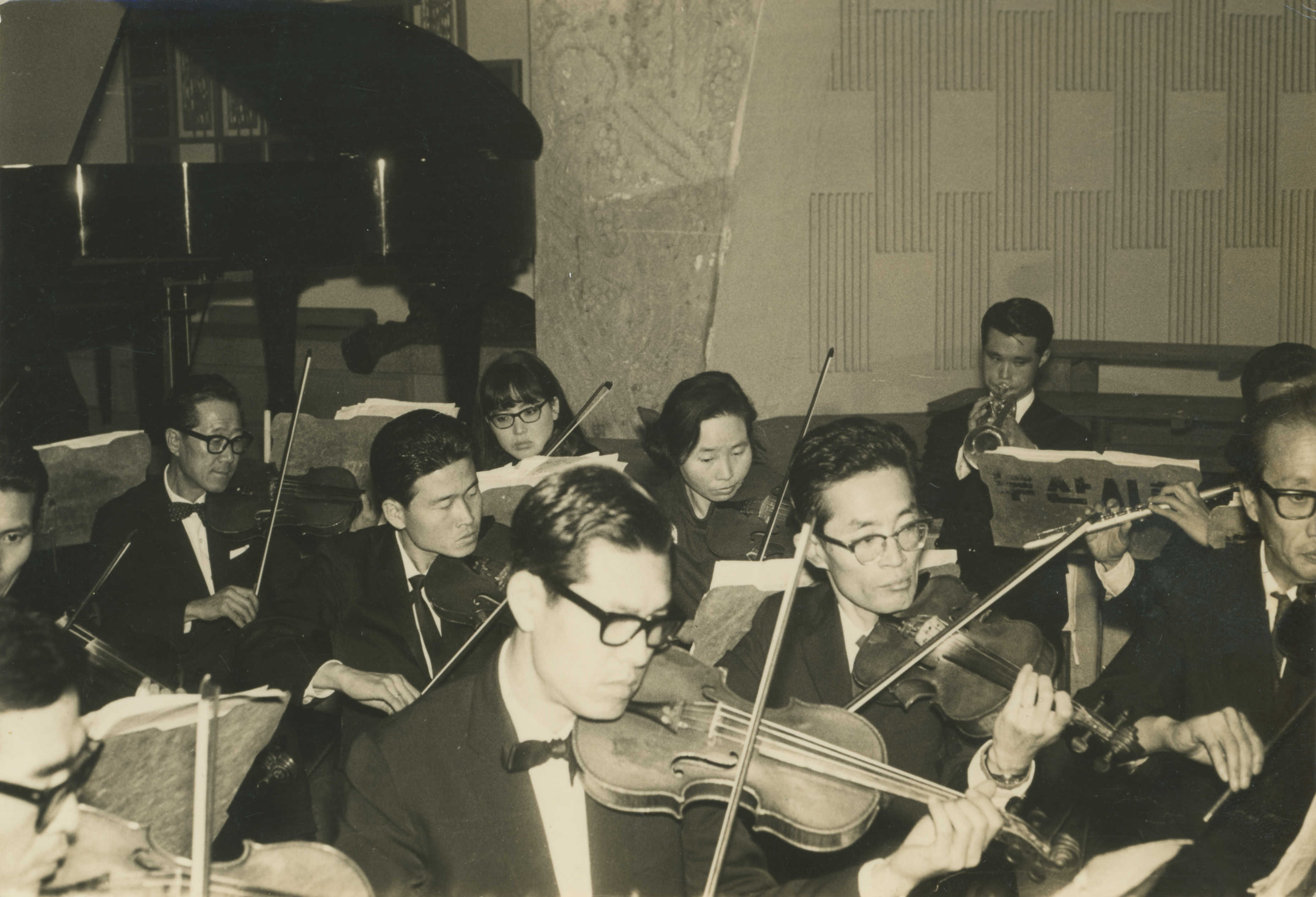 유호석 악단에서 바이올린 연주 인화사진