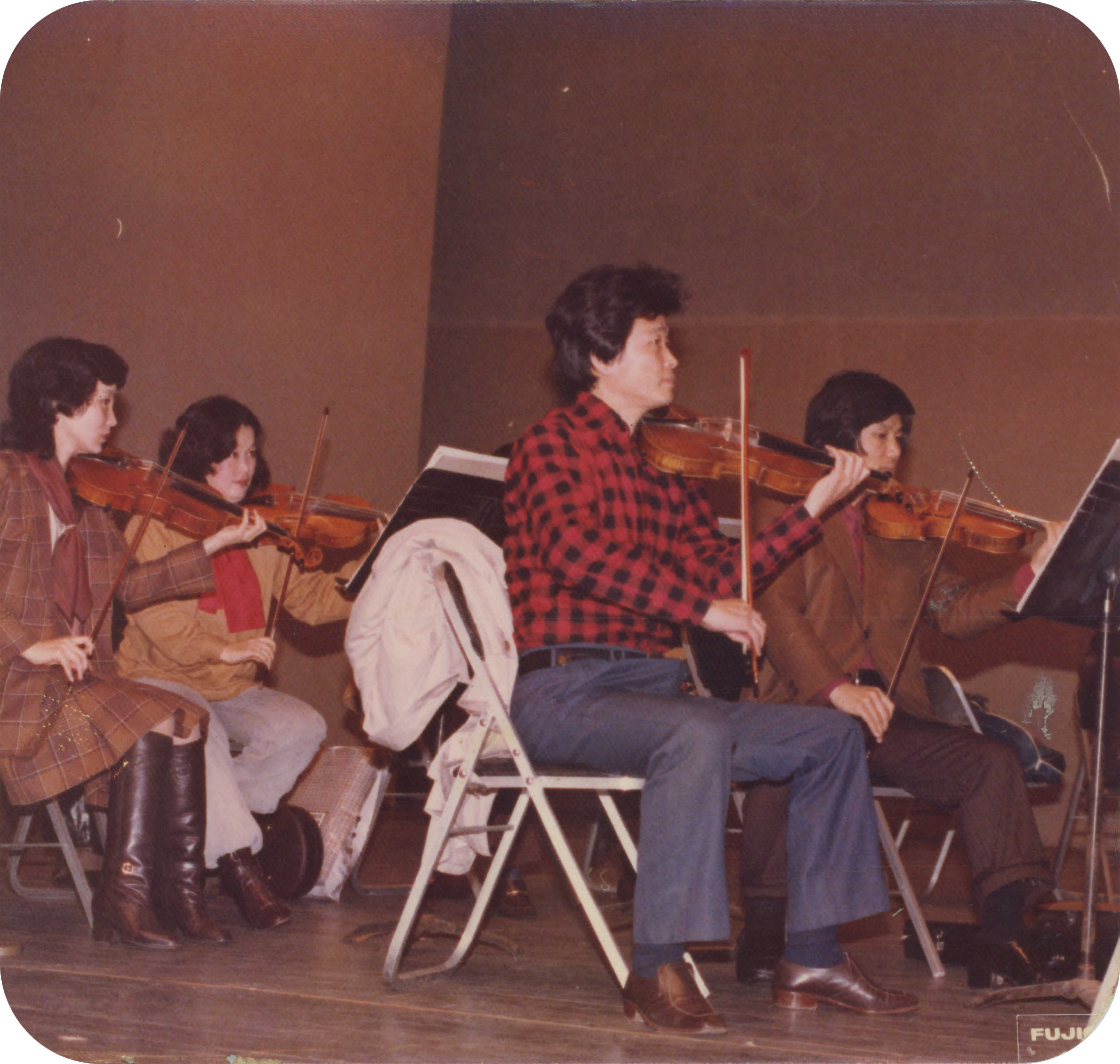 유호석 악단에서 바이올린 연주 연습 인화사진