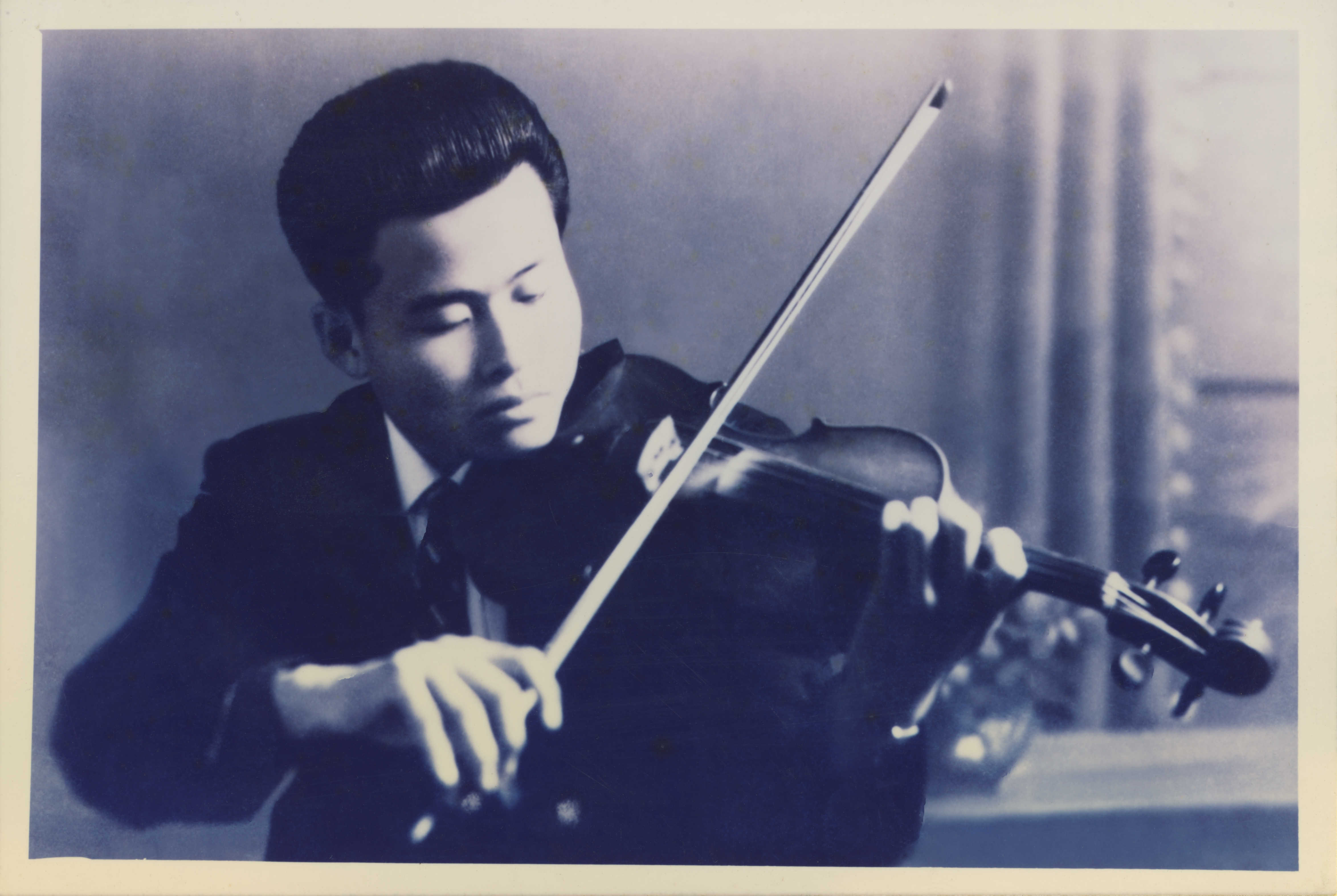 유호석 바이올린 연주 포즈 인화사진