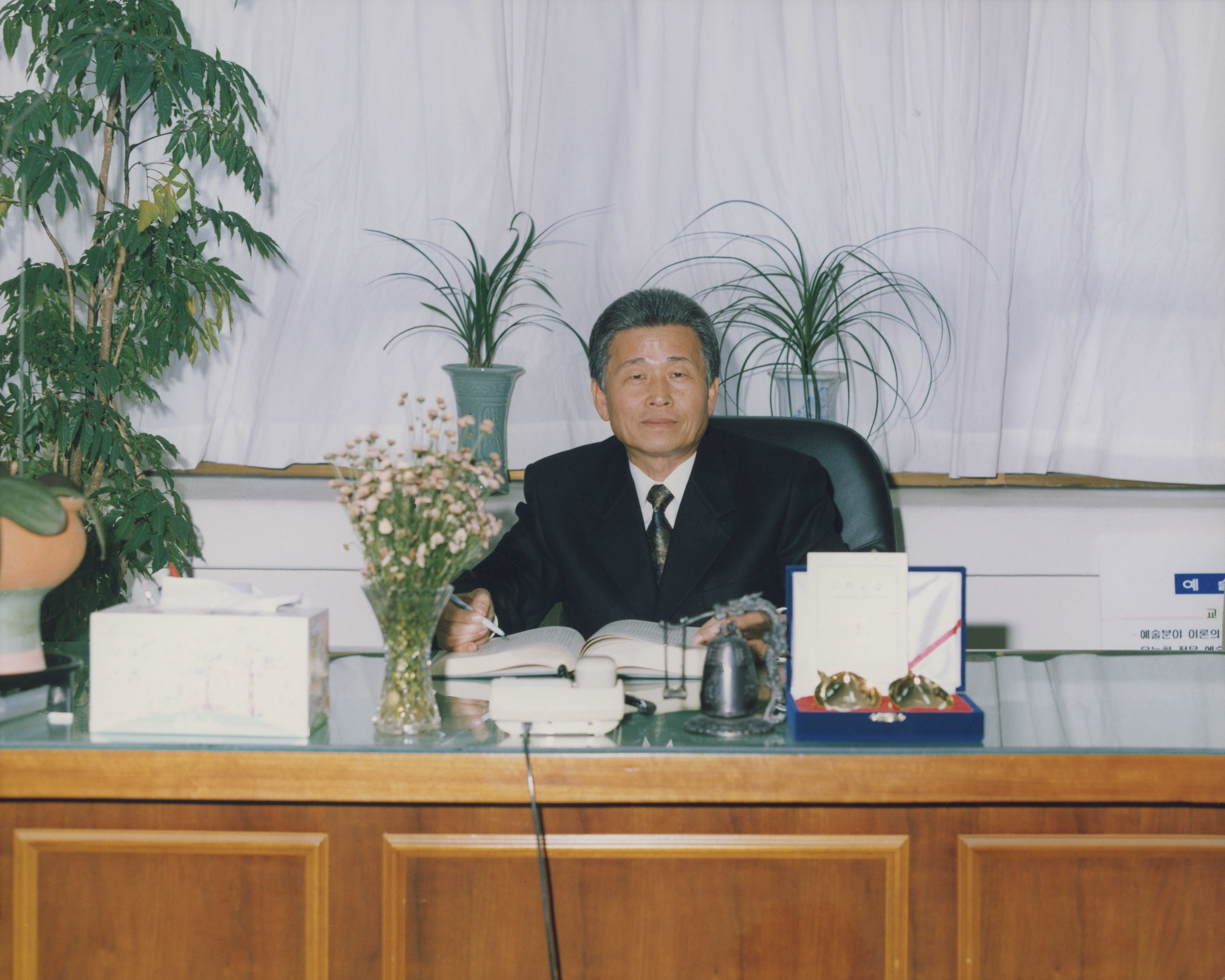 학교 사무실에서 유호석 학장 인화사진