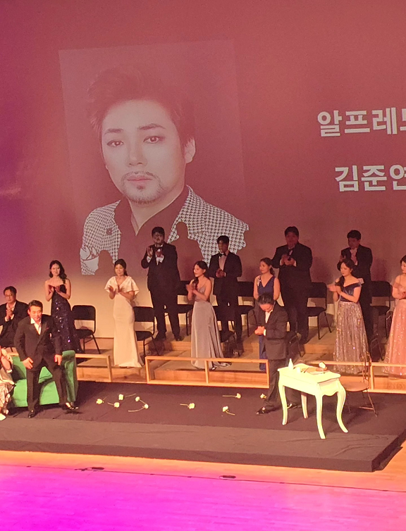 오페라 흔들리며 지는 꽃