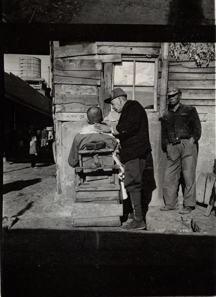 1950년말 부산자갈치 시장(멸치골목 끝)(현)롯데광복동점 길거리 이발소