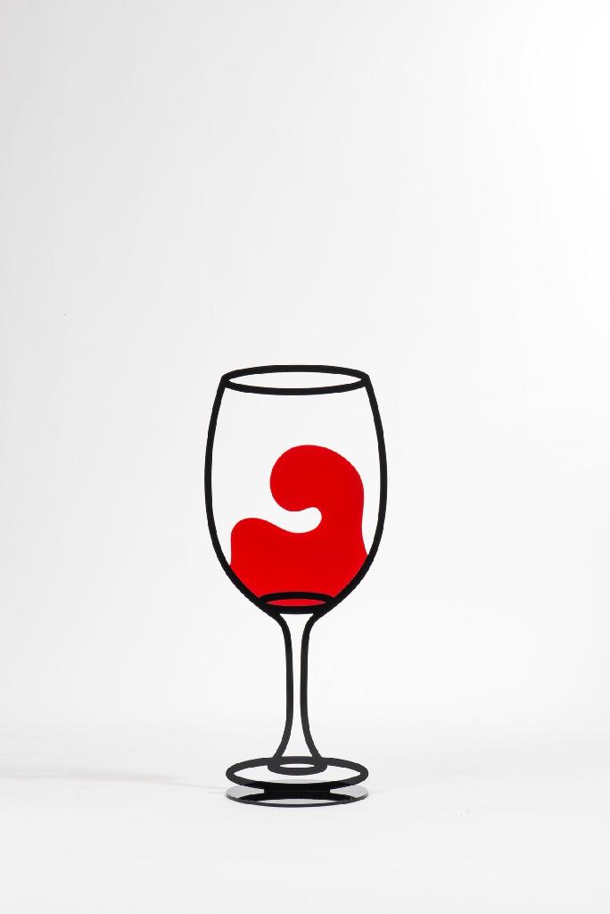 와인잔 1개 (A glass of wine)